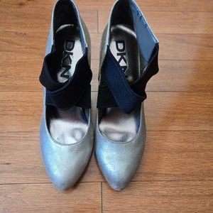 DKNY Metallic Pumps Size:6